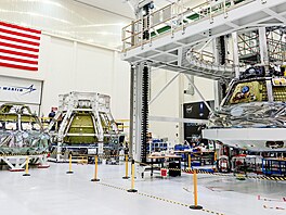 Kosmické lod� pro mise (zleva) Artemis II, Artemis III a Artemis IV. Program...