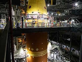 Sestavování rakety SLS pro misi Artemis II
