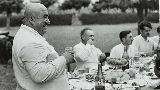 Henri Cartier-Bresson: Gruznsk hostina (1954) 