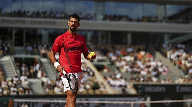 Novak Djokovi� se chystá na servis v utkání s Cameronem Norriem.