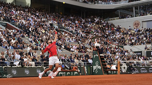 Novak Djokovi na podn v semifinle Roland Garros.