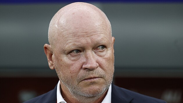 Ivan Haek sleduje souboj eskch fotbalist s ernou Horou.