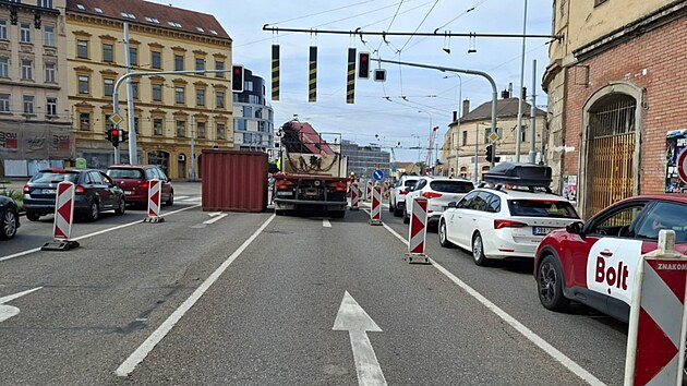Kritick dopravn situace je od pondlnho rna v ulici Kolit v centru Brna, protoe vodrny rozkopaly kiovatku Kolit s Kenovou. Provoz je zen ze ty pruh na dva. Dopravu pomhaj usmrovat policist, kte pout auta i na ervenou.