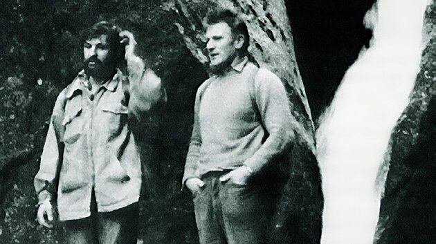 Miloslav Nevrl (vlevo) s Miloem Zapletalem (vpravo) zatkem listopadu 1975 ped nonm oddlovm pechodem Jizerskch hor z dol Smd do Liberce.