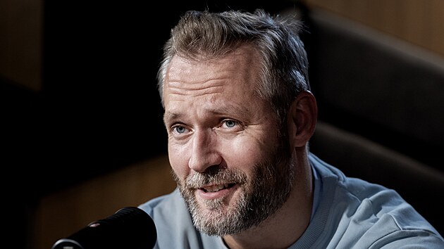 Hosty pořadu Rozstřel jsou moderátor soutěže Survivor Ondřej Novotný a vítěz soutěže známý jako „Pája“. Pořad moderuje Monika Zavřelová.
