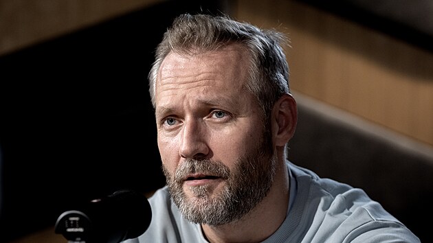 Hosty pořadu Rozstřel jsou moderátor soutěže Survivor Ondřej Novotný a vítěz soutěže známý jako „Pája“. Pořad moderuje Monika Zavřelová.