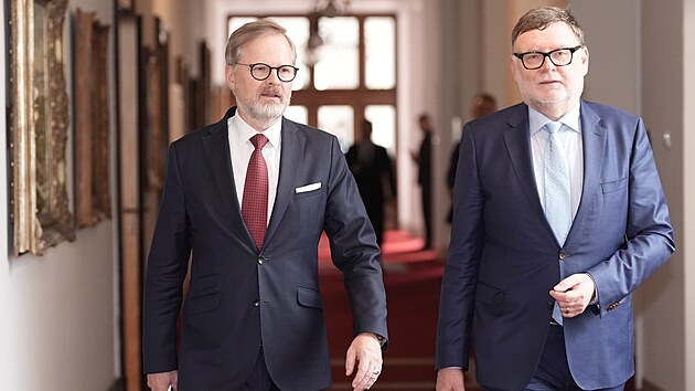 Premir Petr Fiala a ministr financ Zbynk Stanjura  pichz na jednn vldy. (4. ervna 2025)