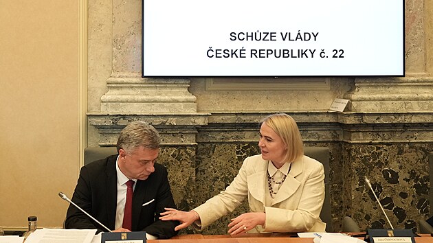 Jedn�n� vl�dy, kter� se zam��� na okolnosti sporn�ho miliardov�ho daru od odsouzen�ho obchodn�ka s drogami. (4. �ervna 2025)