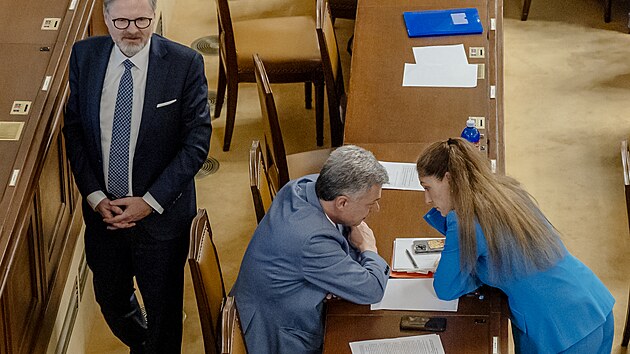 Odstupující ministr spravedlnosti Pavel Blažek a nastupující ministryně Eva...
