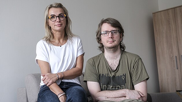 Domov Mikasa v Ostrav Zbehu, kde bydl pod odbornou asistenc dospl lid, kte maj autismus. Ptadvacetilet Filip (na snmku se svou matkou Leonou Komrkovou) neme kvli Aspergerov syndromu v kombinaci s dalmi potemi sehnat prci. (erven 2025)
