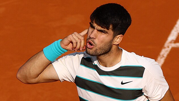 Carlos Alcaraz reaguje smrem k publiku ve finle Roland Garros.