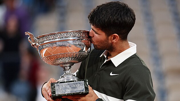 Carlos Alcaraz pzuje s trofej pro vtze Roland Garros.