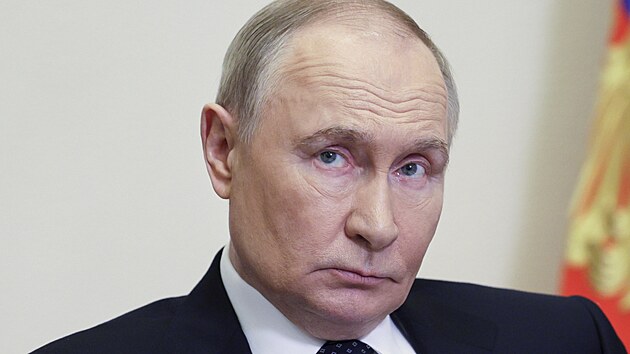 Ruský prezident Vladimir Putin předsedá setkání se členy vlády prostřednictvím...