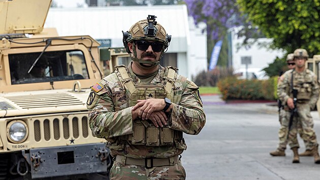 Pslunci Kalifornsk nrodn gardy stoj na stri na parkoviti u obchodnho centra Paramoun v okrese Los Angeles v Kalifornii. (8. ervna 2025)