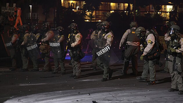 V Los Angeles probh razie imigranho adu, proti kter se strhnul protest oban. Donald Trump povolal do akce tak nrodn gardu. (8. ervna 2025)