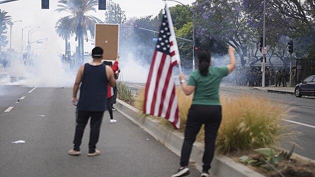 V Los Angeles probh razie imigranho adu, proti kter se strhnul protest oban. Donald Trump povolal do akce tak nrodn gardu. (8. ervna 2025)
