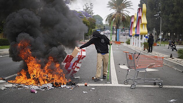 V Los Angeles probh razie imigranho adu, proti kter se strhnul protest oban. Donald Trump povolal do akce tak nrodn gardu. (8. ervna 2025)