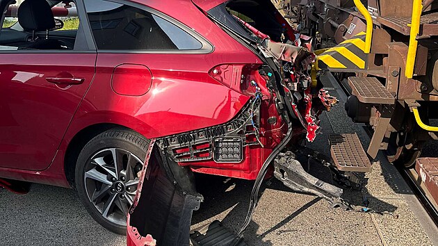 V Rakousku smetl vlak auto s �esk�m �idi�em, kter� uv�zl mezi z�vorami na �elezni�n�m p�ejezdu. Utrp�l jen lehk� zran�n�, nam��ili mu 2,3 promile. (7. �ervna 2025)