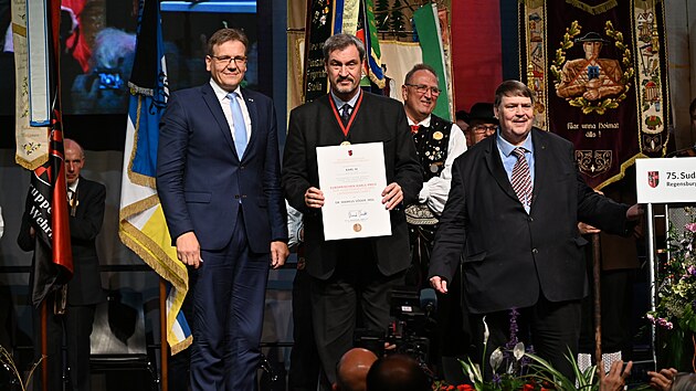 Bavorský premiér Marcus Söder (CSU, uprostřed) na sudetoněmeckém sjezdu v Řeznu...