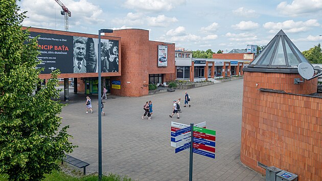 Vstupn brnu do svitovskho arelu ve Zln ek promna. Chyst se tak kultivace prostor ped budovou a podchodu k nmst Prce. (erven 2025)