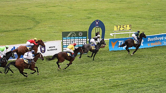 Druh leton mtink ve Sluovicch probhl bez komplikac. Ped temi tdny komise Jockey Clubu po dvou zvodech dostihov den zruila kvli zhorujc se drze.