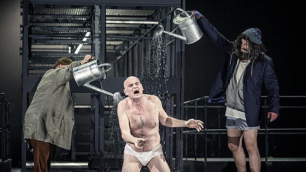 Dagmar Peckov (Blzen), Tmas Tmasson (Lear),a Milo Hork (Hrab z Glostru)v inscenaci opery Lear od Ariberta Reimanna v prask Sttn opee