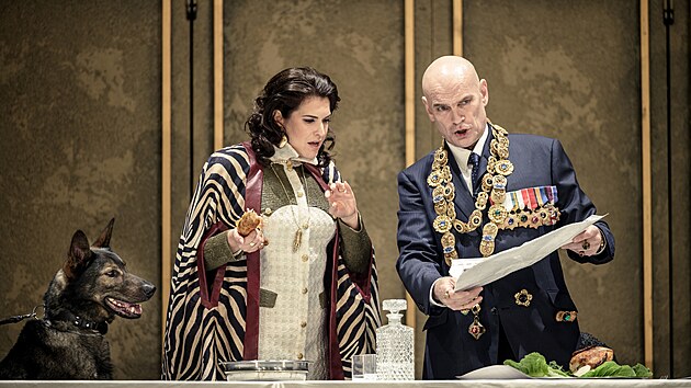 Donnie (pes), Viktorija Korosunova (Goneril) a Tmas Tmasson (Lear) v inscenaci opery Lear od Ariberta Reimanna v prask Sttn opee