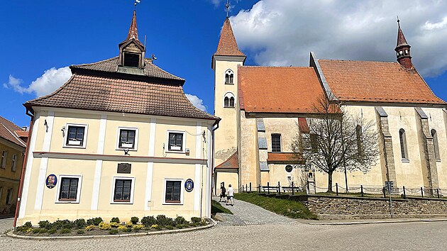 V Naeradci jsou krom zmku i dal pamtky - radnice (vlevo) a kostel svatch Petra a Pavla s romnskou v.
