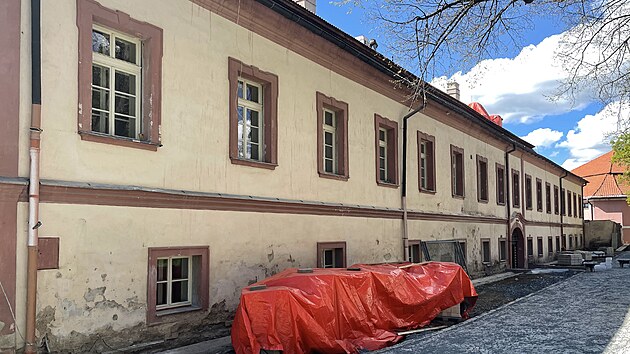 Zmek Naeradec (tsn ped dokonenm oprav) je jednoduch dvojkdl barokn budova. Je vak pomrn rozlehl.