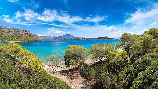 Pov�dom� o jeze�e Vouliagmeni pro v�s p�i n�v�t�v� �ecka nemus� b�t d�le�it�, ale pokud v�s zastihnou v At�n�ch tak typick� letn� vedra, m��e v�s tato dva tis�ce let star� laguna s poloslanou vodou spasit od �palu a zachr�nit dovolenou.