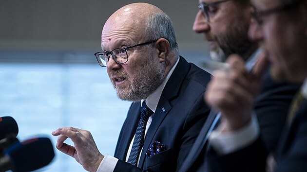 Ministr zdravotnictví Vlastimil Válek na tiskové konferenci Státního ústavu pro...