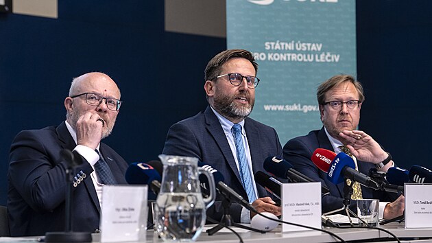 Ministr zdravotnictv� Vlastimil V�lek, �editel St�tn�ho �stavu pro kontrolu l��iv (S�KL) Tom� Bor�� a n�m�stek ministra Jakub Dvo���ek na tiskov� konferenci. (2. �ervna 2026)