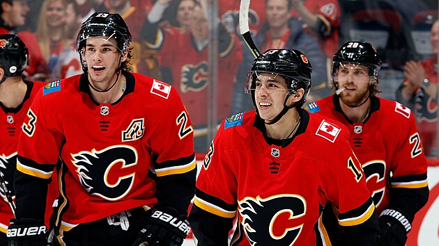 Sean Monahan (vlevo) jede spolu s Johnnym Gaudreauem ke stdace.