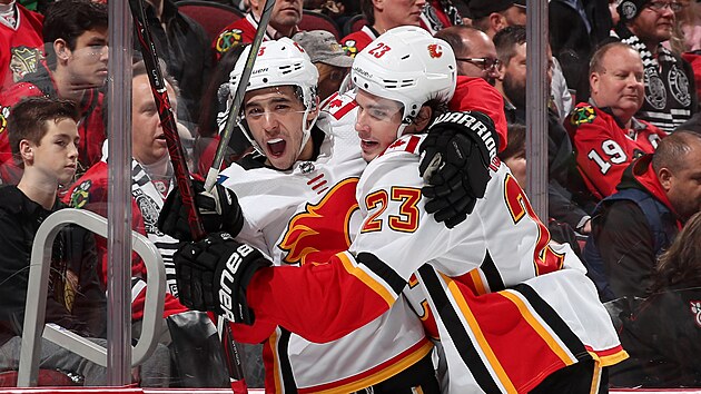 Johnny Gaudreau slav se Seanem Monahanem gl do st Chicaga.