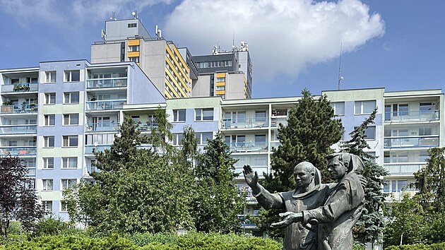 Bronzov souso dvou kosmonaut, Vladimra Remka a Alexeje Gubareva, v nadivotn velikosti pipomn jejich spolen let do vesmru v roce 1978, tedy v dob, kdy se dokonovala vstavba konen stanice trasy C metra, kter tehdy nesla jmno Kosmonaut. V pozad je nejvy panelov dm v esku.