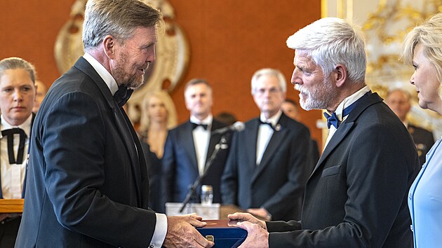 Prezident Petr Pavel dostal od nizozemskho krle d nizozemskho lva, nositel velkoke. Prvn dma Eva Pavlov dostala d krlovskho dvora. Petr Pavel udlil krlovskmu pru d blho lva.  Krl Nizozemska Vilma-Alexandra a jej velienstvo krlovna Mxima. (4. ervna 2025)