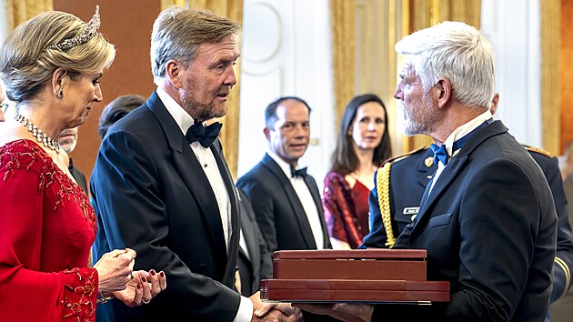 Prezident Petr Pavel dostal od nizozemskho krle d nizozemskho lva, nositel velkoke. Prvn dma Eva Pavlov dostala d krlovskho dvora. Petr Pavel udlil krlovskmu pru d blho lva.  Krl Nizozemska Vilma-Alexandra a jej velienstvo krlovna Mxima. (4. ervna 2025)