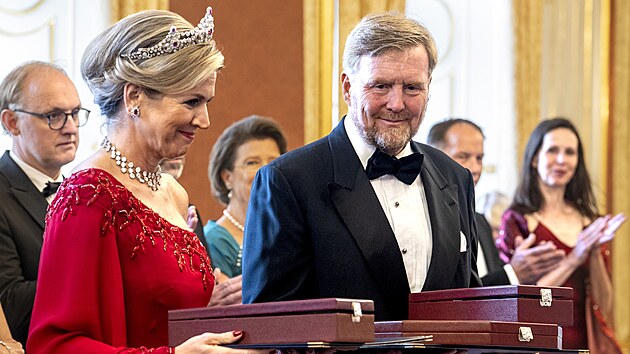 Prezident Petr Pavel dostal od nizozemskho krle d nizozemskho lva, nositel velkoke. Prvn dma Eva Pavlov dostala d krlovskho dvora. Petr Pavel udlil krlovskmu pru d blho lva.  Krl Nizozemska Vilma-Alexandra a jej velienstvo krlovna Mxima. (4. ervna 2025)