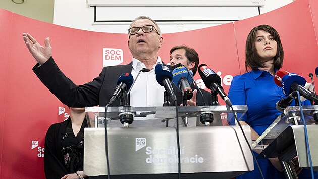 Tiskov konference zstupc Sociln demokracie k nadchzejcm volbm do Poslaneck snmovny. Na snmku Lubomr Zaorlek a Jana Malov. (2. ervna 2025)