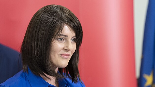 Politika Jana Malov, pedsedkyn SOCDEM, bval ministryn prce a socilnch vc, nedvno uvedla, e nos paruku, protoe se l s rakovinou. (2. ervna 2025)