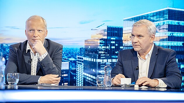 Kulat stl. Zleva: Duan Skora, pedseda pedstavenstva REICO a Ji Hrbek, mstopedseda pedstavenstva Wood & Company.