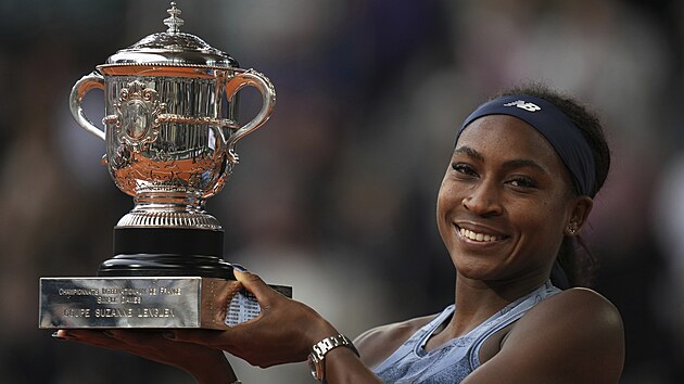 Americká tenistka Coco Gauffová pózuje s trofejí pro vít�zku Roland Garros.