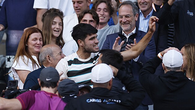 Carlos Alcaraz se raduje z triumfu na Roland Garros.