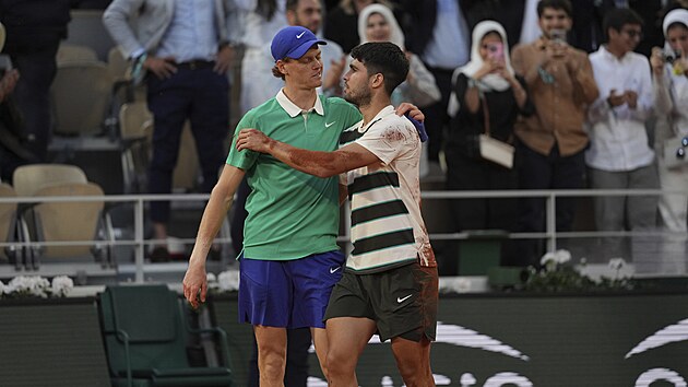 Jannik Sinner a Carlos Alcaraz po finlov bitv na Roland Garros.
