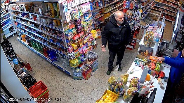 Policie hled mue, kterho zachytila kamera v obchod.