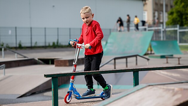 Libereck skatepark pochz z konce devadestch let a tomu odpovd i jeho stav. (21. kvtna 2025)