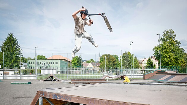 Libereck skatepark pochz z konce devadestch let a tomu odpovd i jeho stav. (21. kvtna 2025)