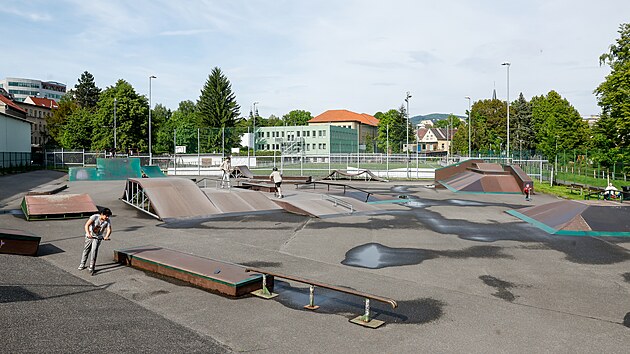 Libereck skatepark pochz z konce devadestch let a tomu odpovd i jeho stav. (21. kvtna 2025)