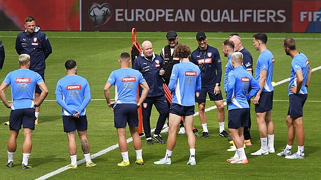 Trenr Ivan Haek promlouv k eskm reprezentantm ped trninkem na stadionu v Plzni.