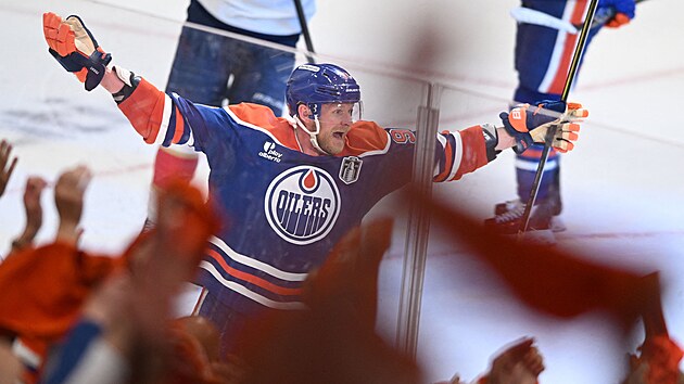 Corey Perry z Edmontonu se raduje z vyrovnvac trefy proti Florid v posledn minut tet tetiny.